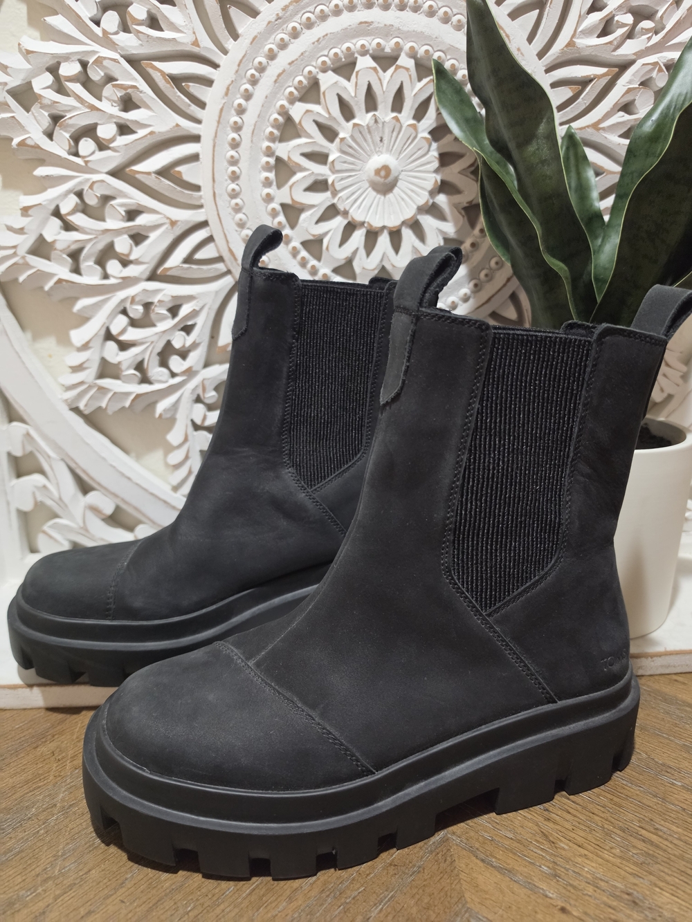 Toms Black Chelsea Lug Sole Boots - Womens Size 7